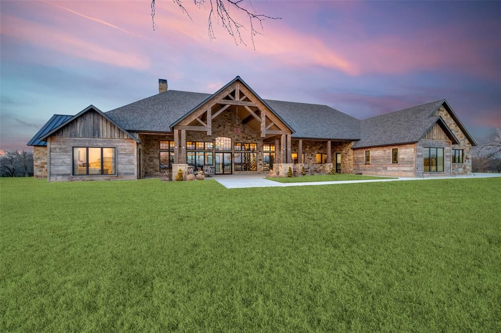 Property Photo: 5165 Hartlee Field Road TX 76208