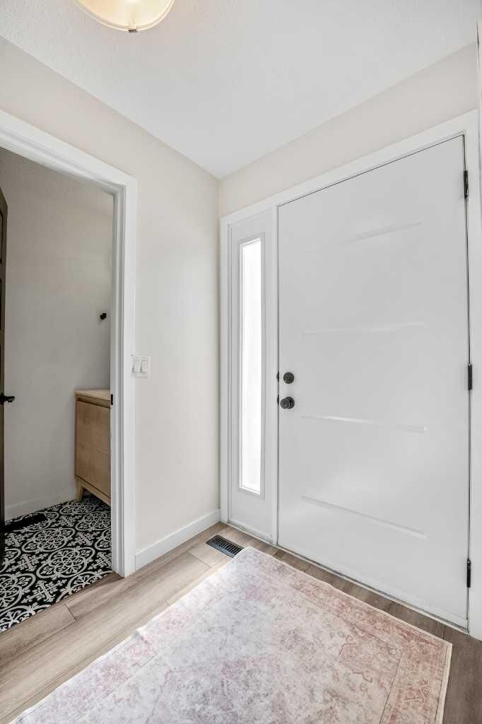 Photo de la propriété:  330 Canterbury Drive SW 19  AB T2W 1H6 