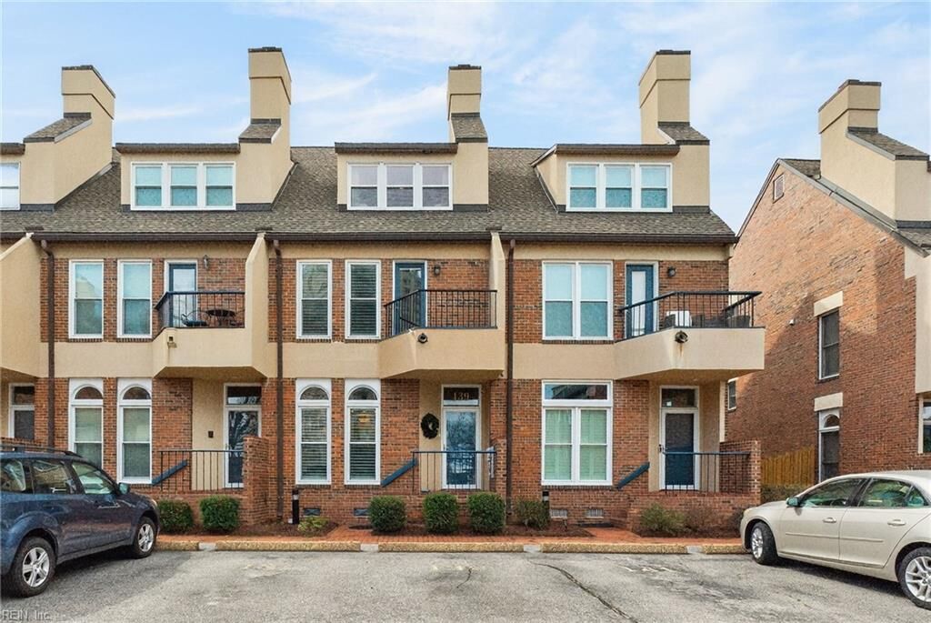 Property Photo:  139 Crawford Pw 20  VA 23704 