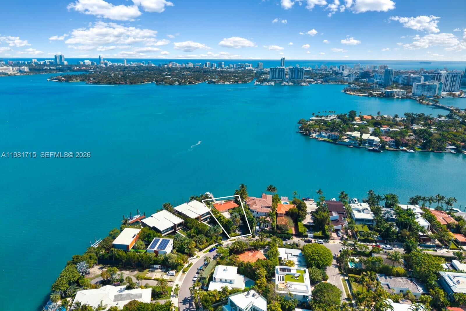 Property Photo: 821 E Dilido Dr FL 33139