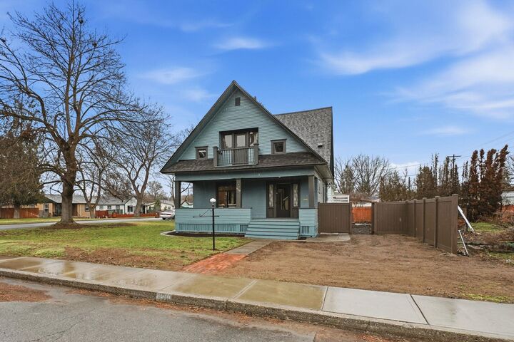 Property Photo:  828 W Nebraska Ave  WA 99205 