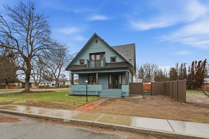 Property Photo:  828 W Nebraska Ave  WA 99205 