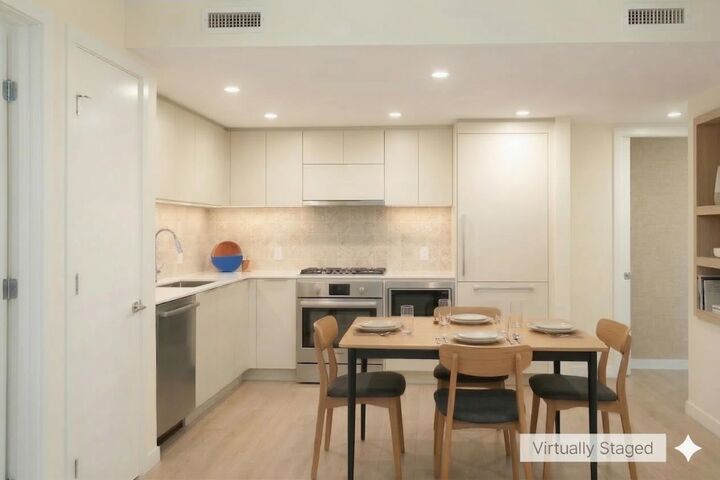 Property Photo: 311 Alderson Avenue 1506 BC V3K 0K3