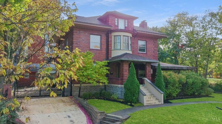 Property Photo: 2100 St James Avenue OH 45206