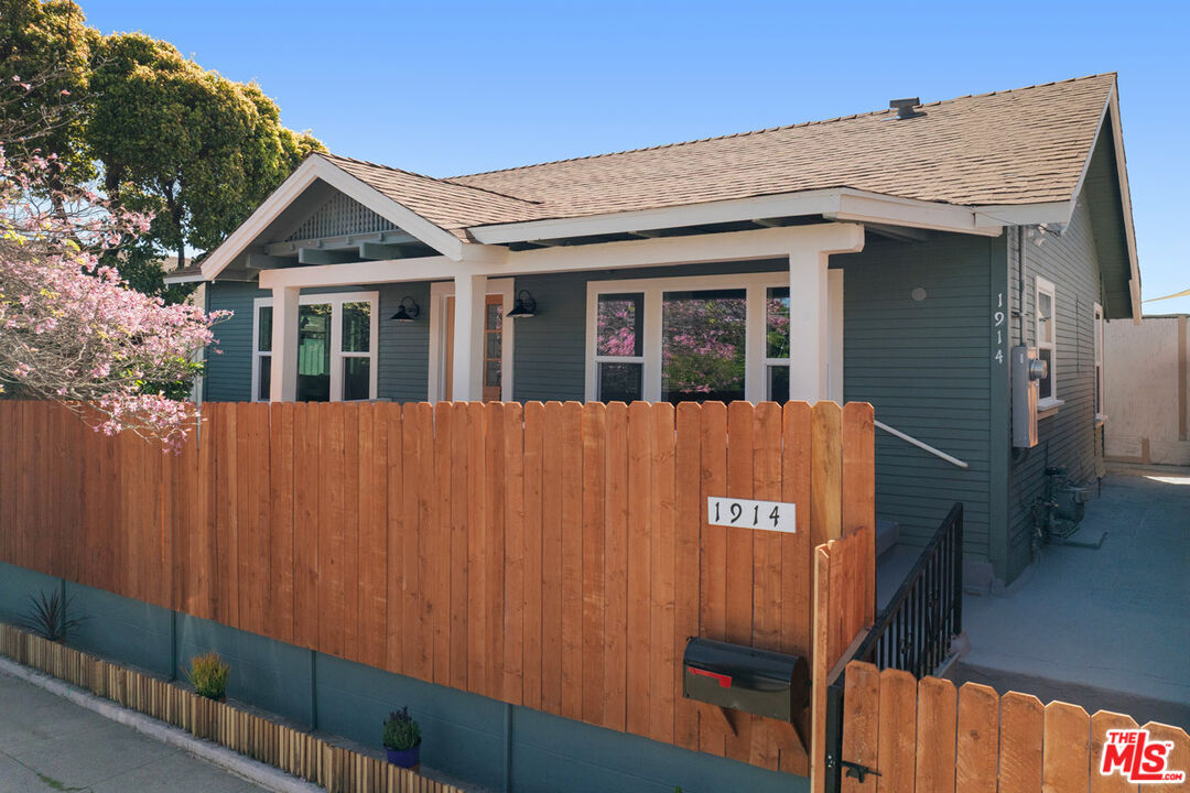 Property Photo:  1914 Bellevue Ave  CA 90026 