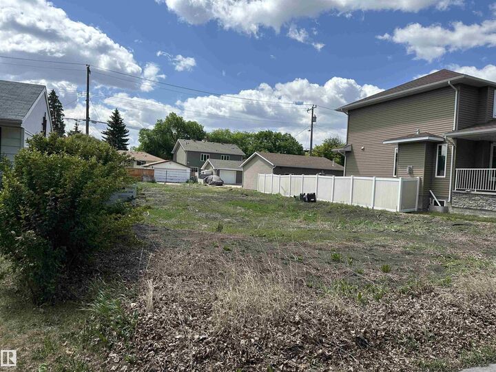 Property Photo:  8527 77 Avenue NW  AB T6C 0L5 