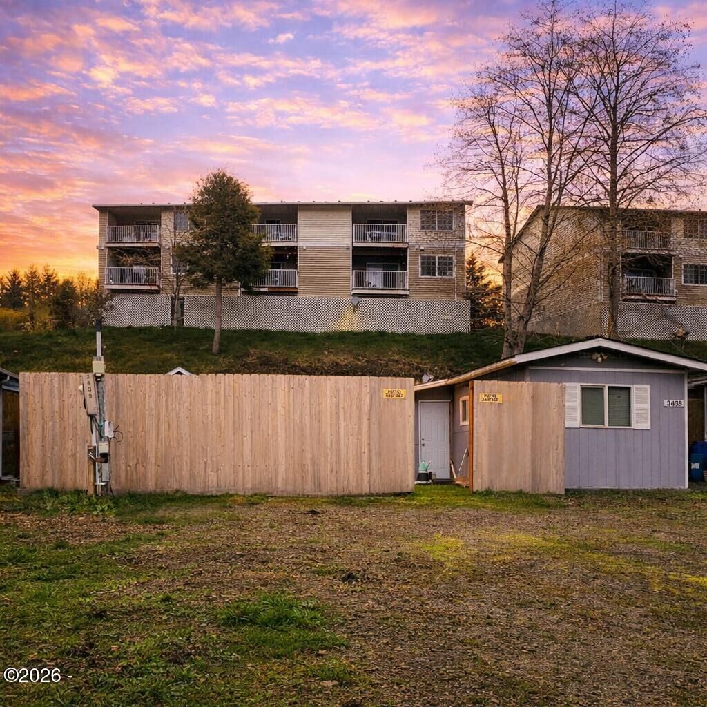 Property Photo:  2433 NE 29th Street  OR 97367 