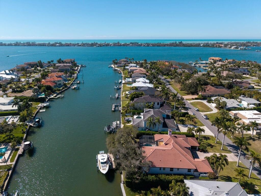 Property Photo:  7637 Cove Terrace  FL 34231 