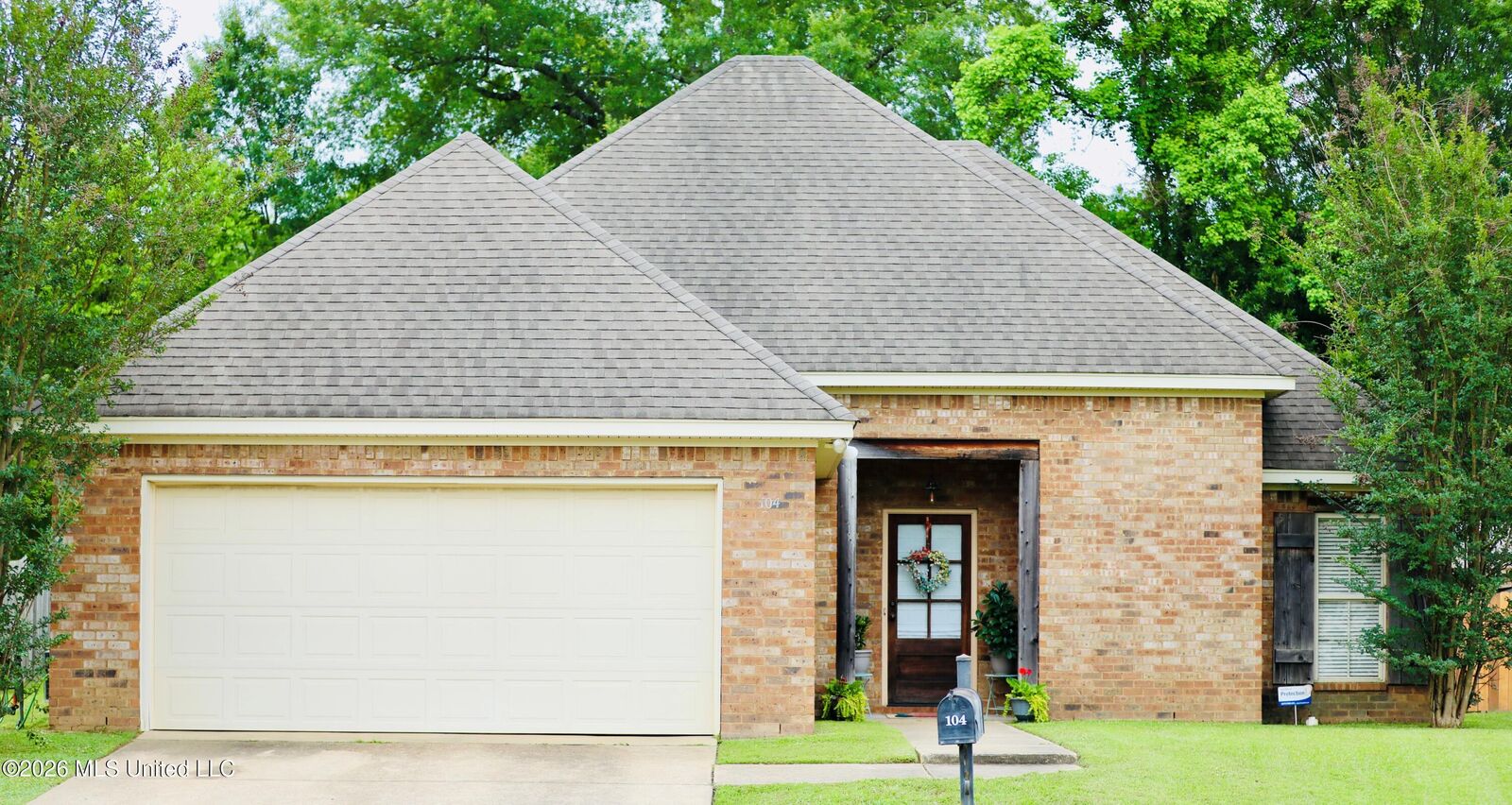 Property Photo: 104 Silver Ridge Lane MS 39208