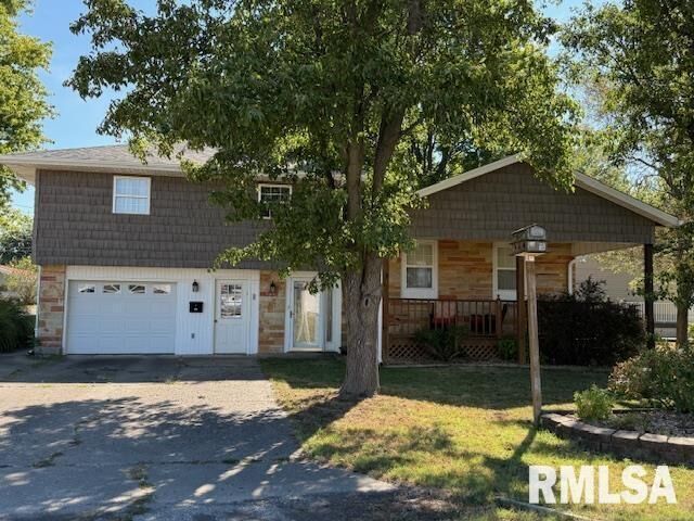 Property Photo:  404 N Maple Street  IL 62822 