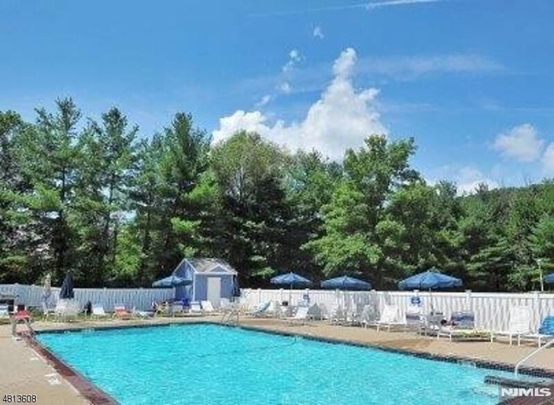 Property Photo:  194 Robertson Way 914  NJ 07035 