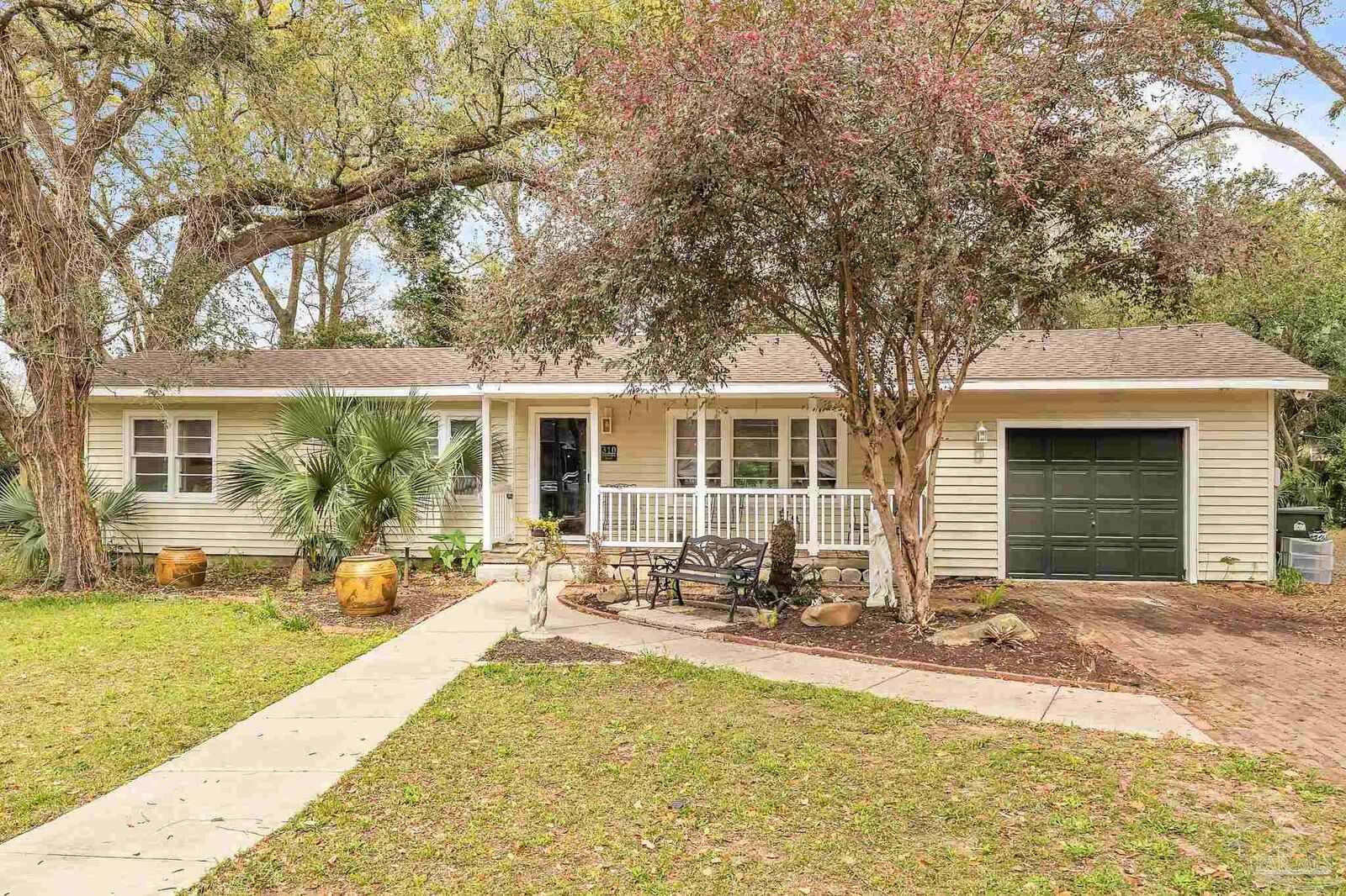 Property Photo: 310 Cherokee Trl FL 32506