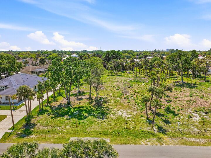 Property Photo:  2008 SW Leafy Road  FL 34953 