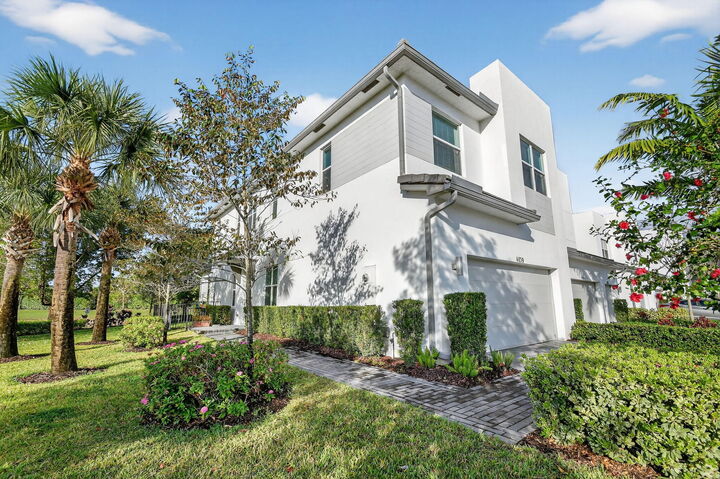 Property Photo:  4839 Navali Drive  FL 33467 