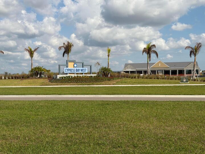 Property Photo: 1434 SE Garabaldi Cir Circle SE FL 32909