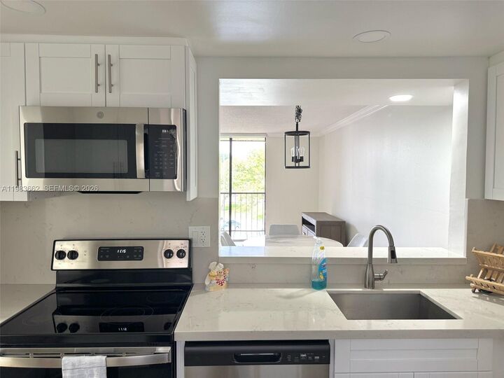 Property Photo: 8075 SW 107th Ave 310 FL 33173