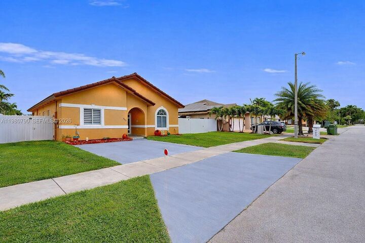 Property Photo:  1405 SE 7th St  FL 33033 