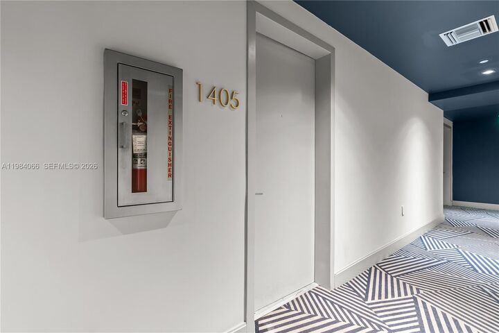 Property Photo:  45 SW 9th St 1405  FL 33130 