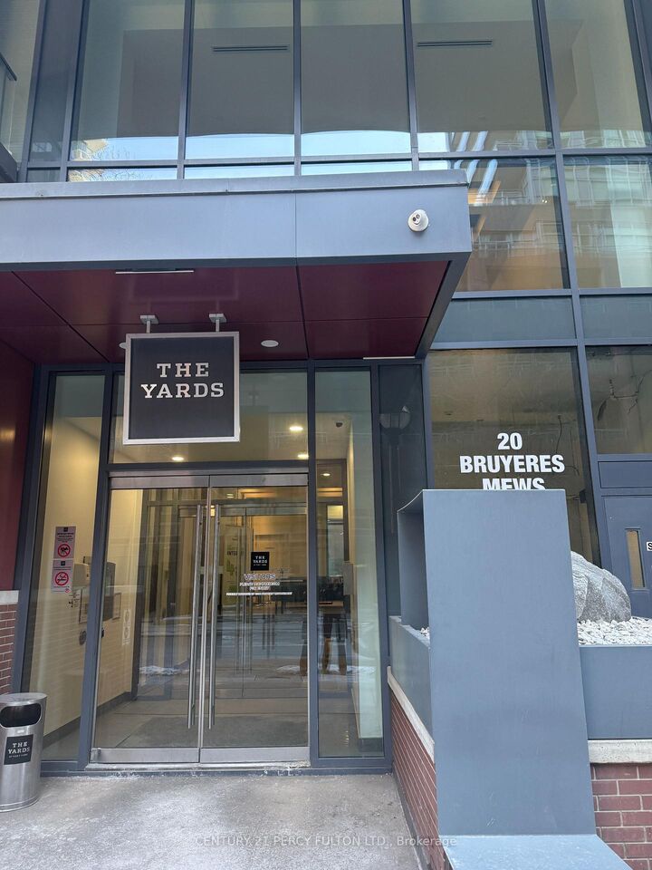 Property Photo:  20 Bruyeres Mews 809  ON M5V 0G8 