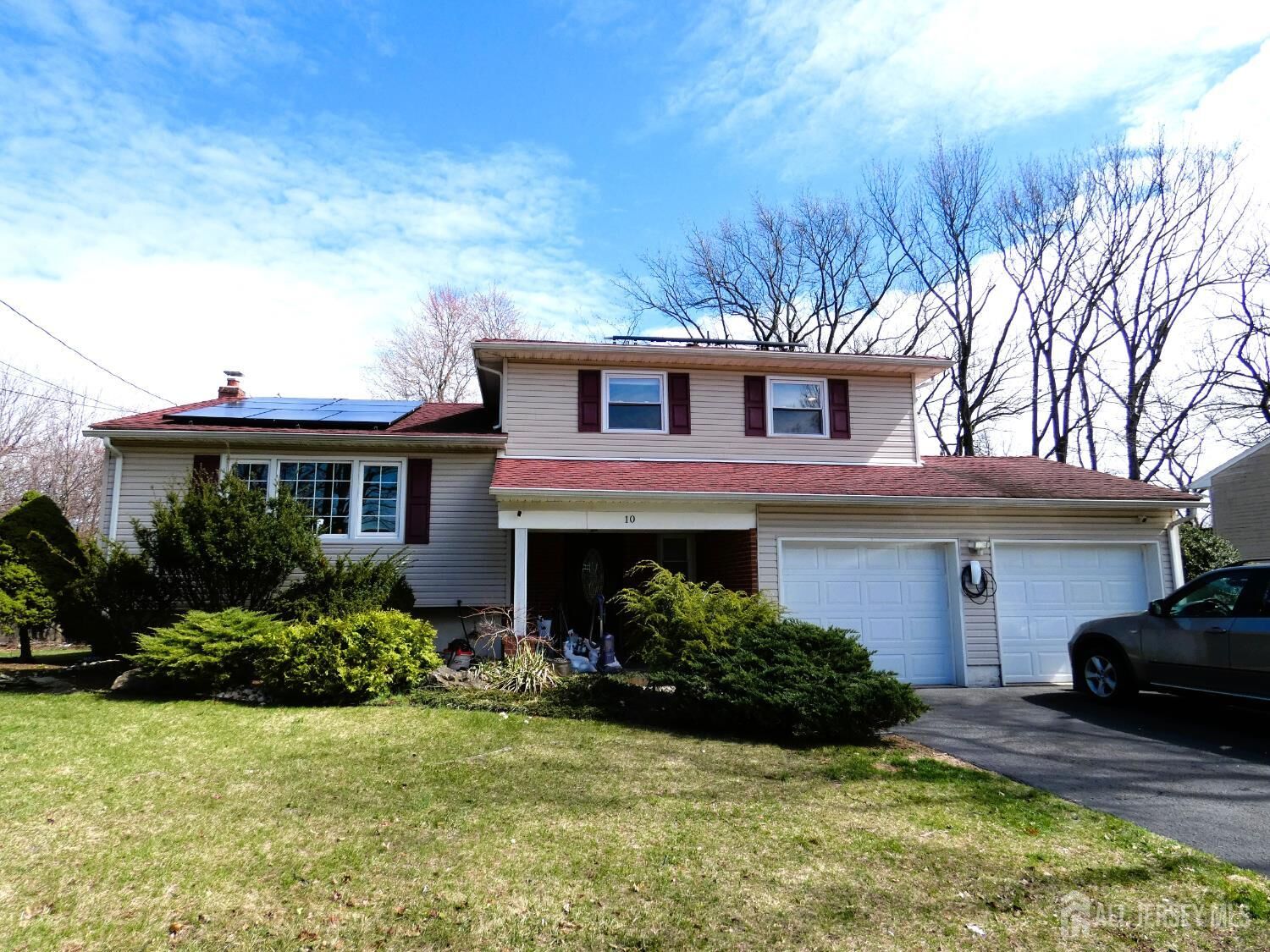 Property Photo:  10 Falcon Drive  NJ 08820 