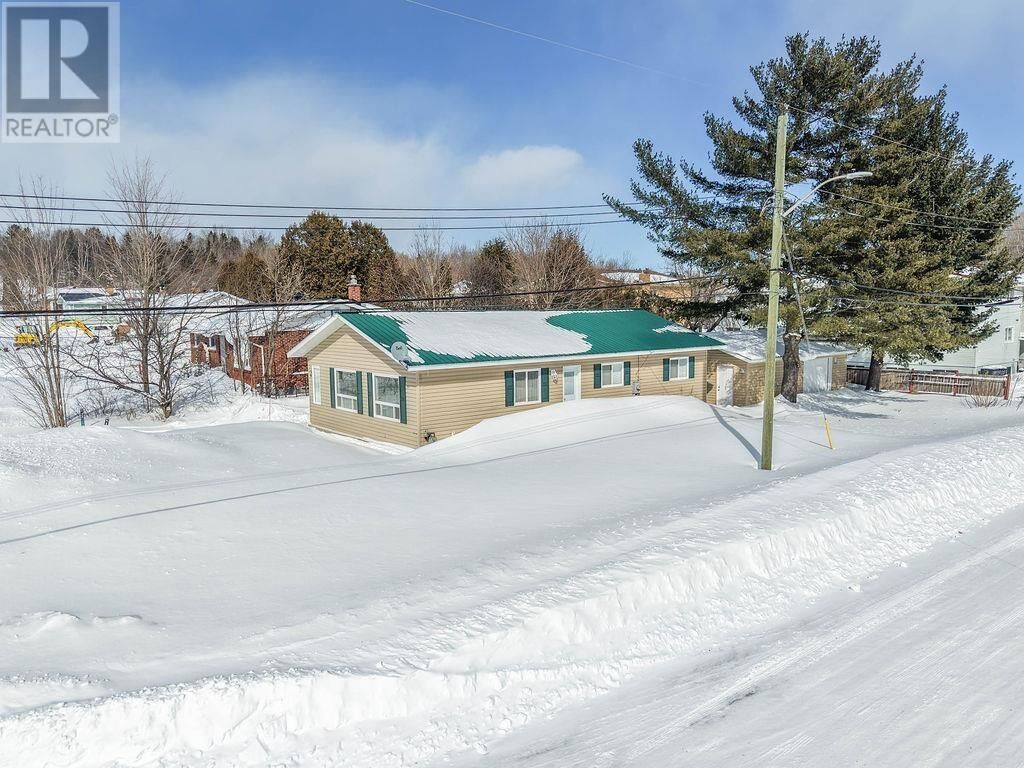 Photo de la propriété:  4 Labelle Ave  ON P6B 3B9 