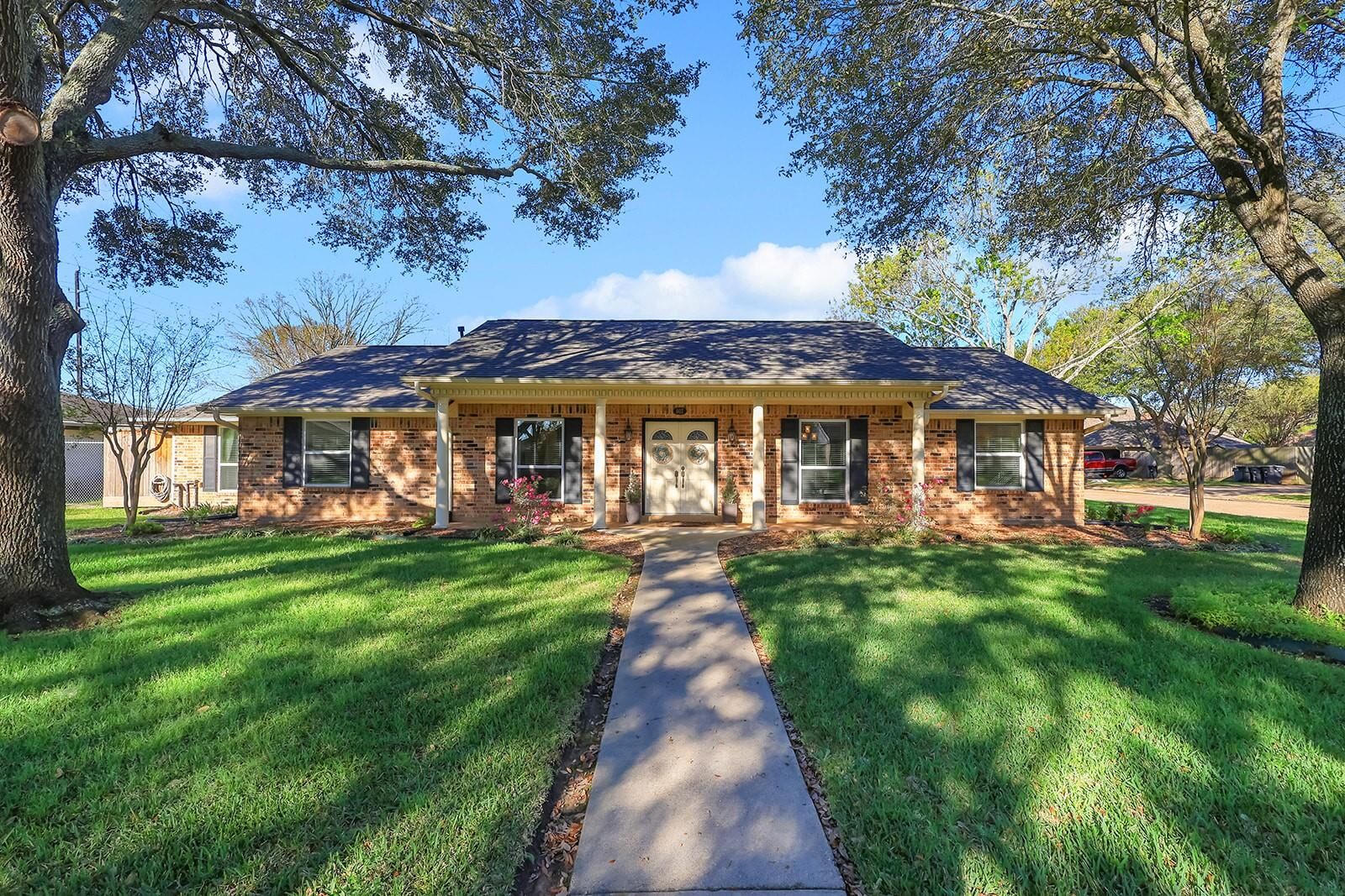 Property Photo:  807 Dogwood Street  TX 77493 