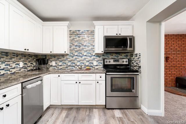 Property Photo:  10 Sunnyside Drive  NY 11789 