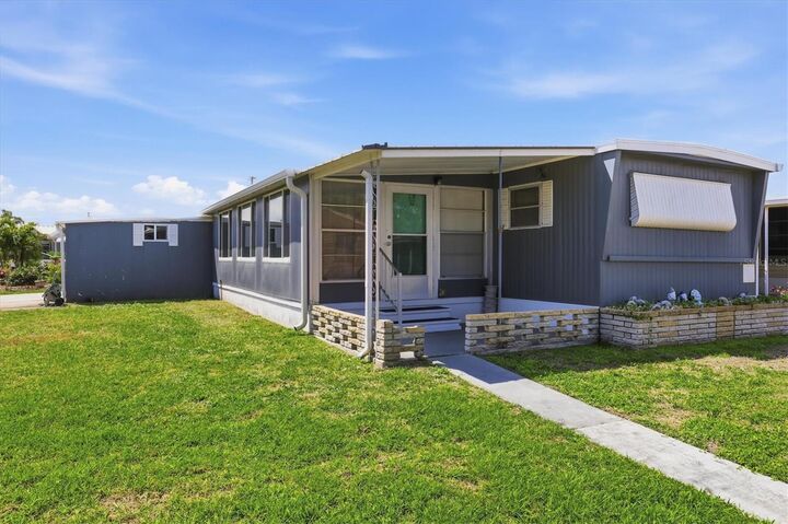 Property Photo: 1112 46th Avenue Drive E FL 34222