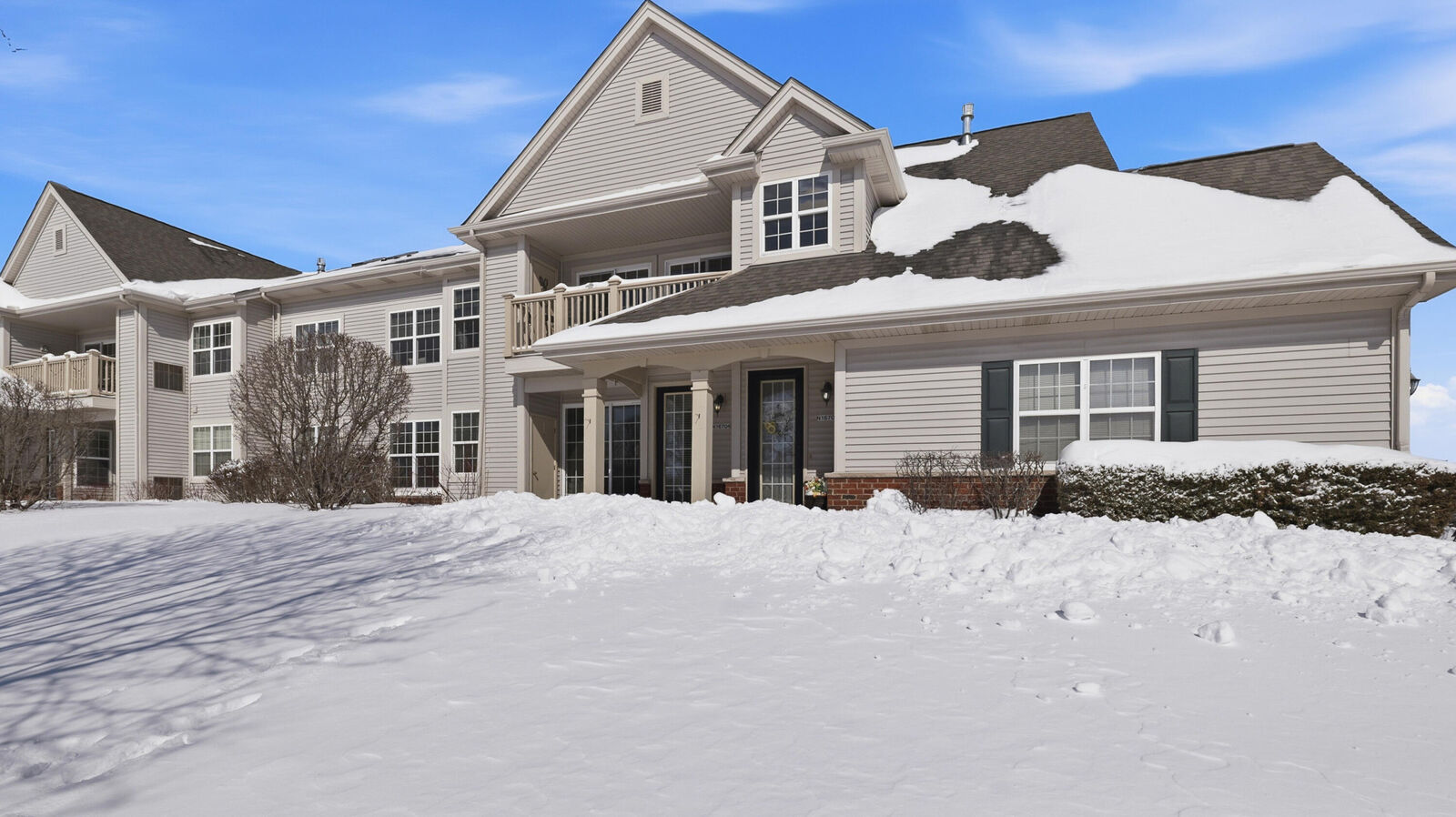 Property Photo:  W206n16704 Blackberry Cir 2205  WI 53037 