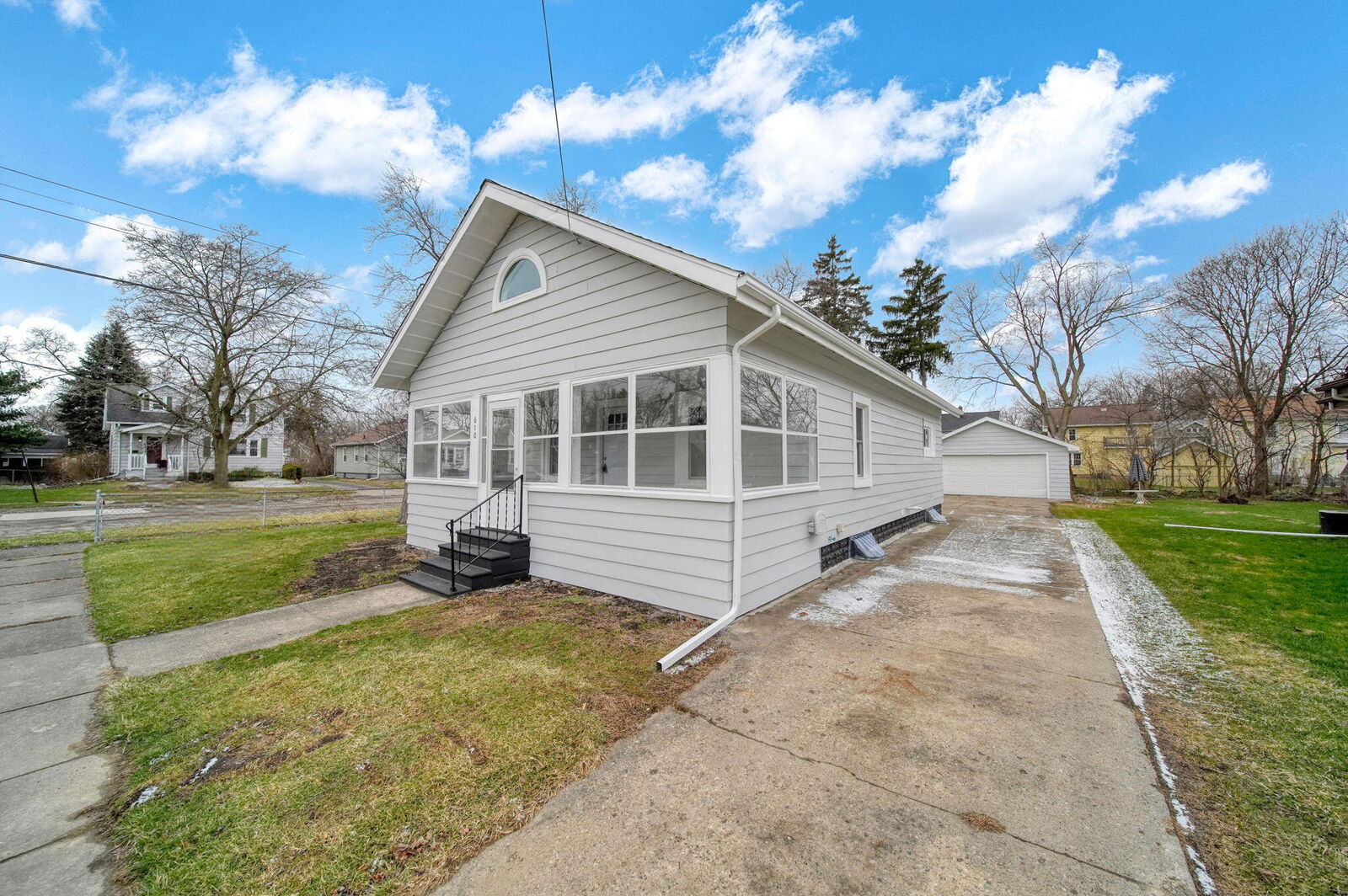 Property Photo:  610 Seventh Street  MI 49203 