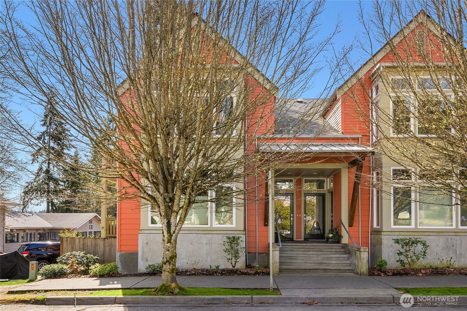 Property Photo: 325 Winslow Way W 200 WA 98110