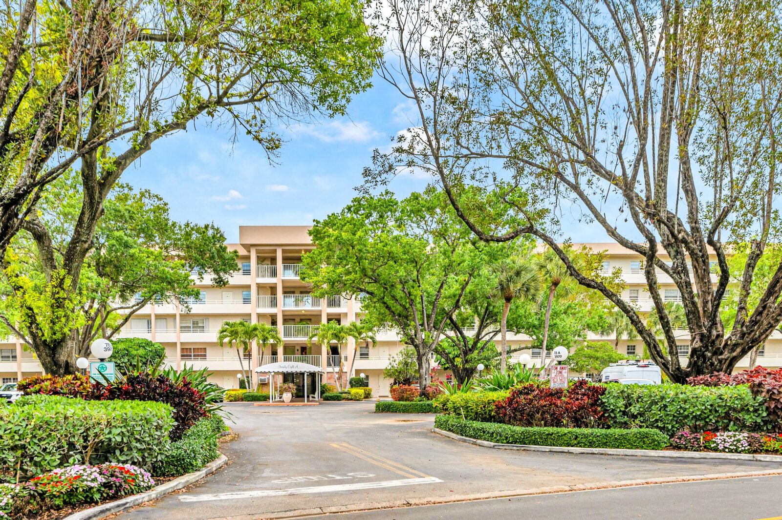 Property Photo:  3970 Oaks Clubhouse Drive 401  FL 33069 