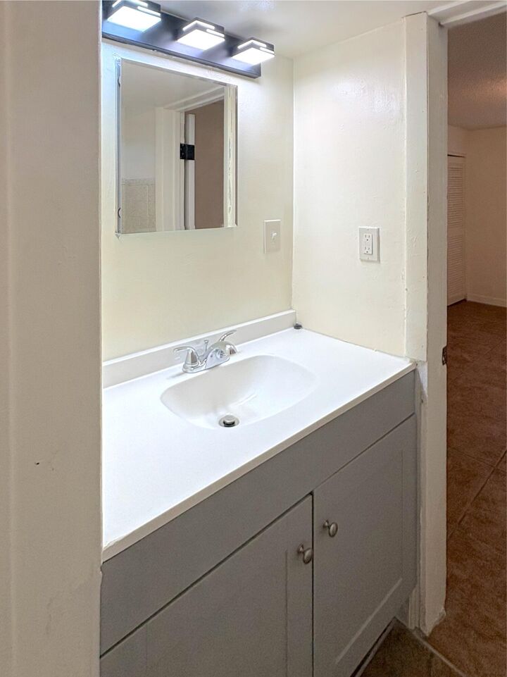 Property Photo:  1124 NE 5th Avenue 6  FL 33304 