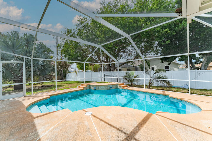 Property Photo:  513 SE Cliff Road  FL 34984 