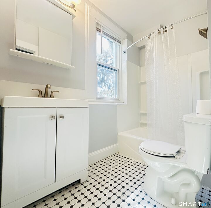 Property Photo:  133 Quaker Lane South 2  CT 06119 