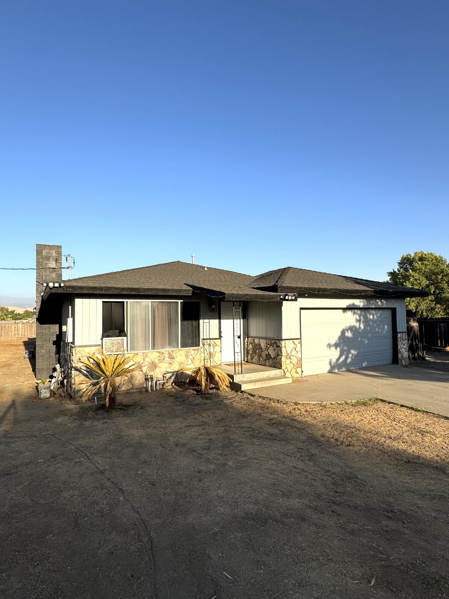 Property Photo:  579 S Villa Street  CA 93257 
