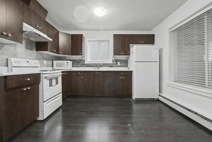 Photo de la propriété: 15648 82 Avenue BC V4N 0R8