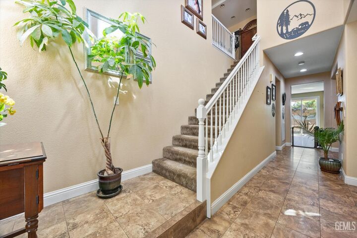 Property Photo:  6119 Pilar Way  CA 93306 