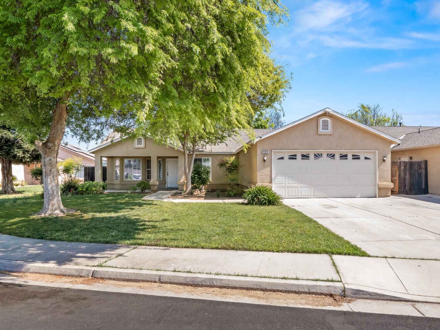 Property Photo:  390 Tucker Avenue  CA 93657 