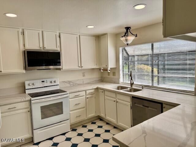 Property Photo:  44128 Fine Circle  CA 93536 