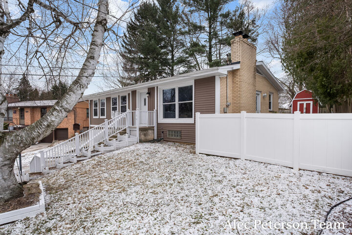 Property Photo:  1728 Lenora Terrace NW  MI 49504 