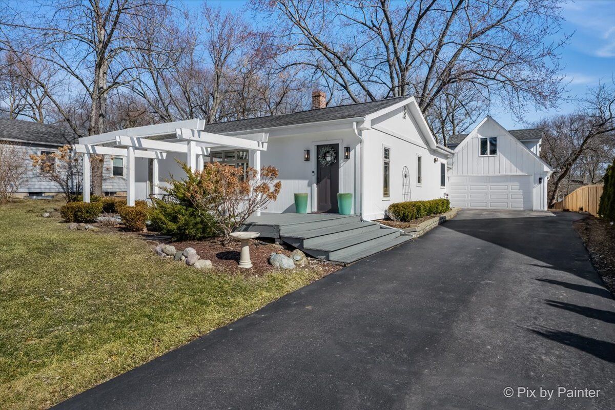 Property Photo:  917 S Grove Avenue  IL 60010 