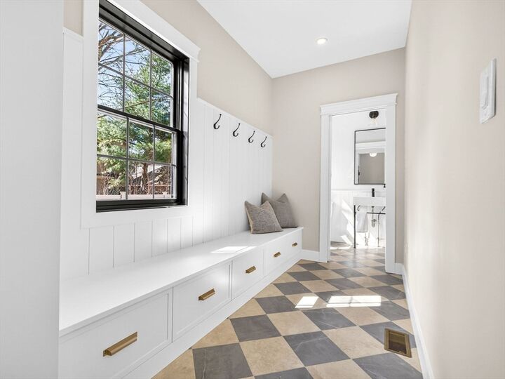 Property Photo:  165 Franklin St 165  MA 02474 