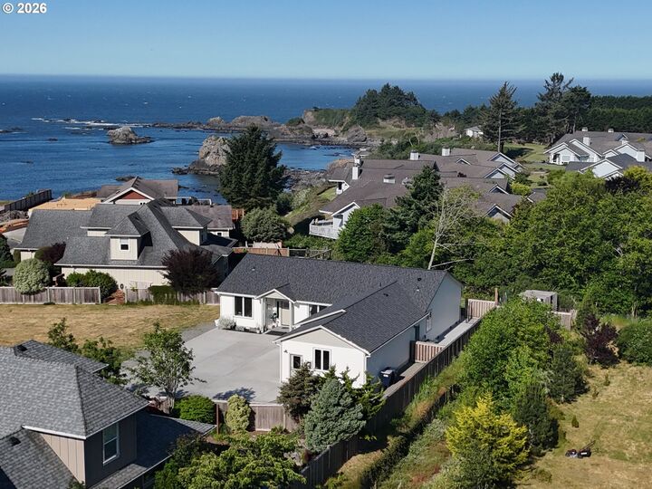 Property Photo: 7205 Edge Cliff Dr OR 97415