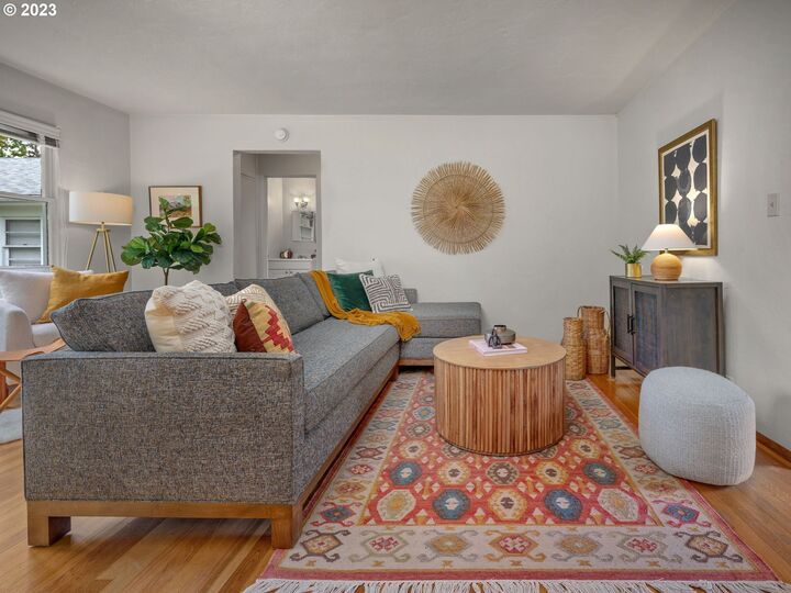 Property Photo:  6807 NE Broadway  OR 97213 