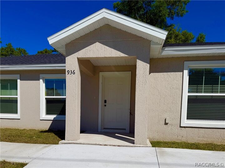 Property Photo:  934 S Apopka Avenue  FL 34452 