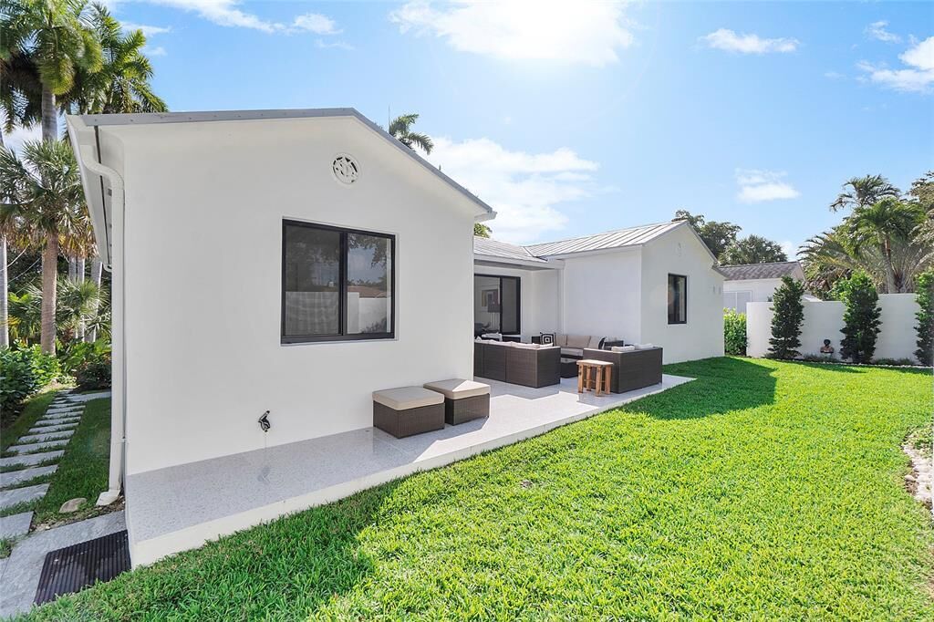 Property Photo: 450 N Victoria Park Road FL 33301