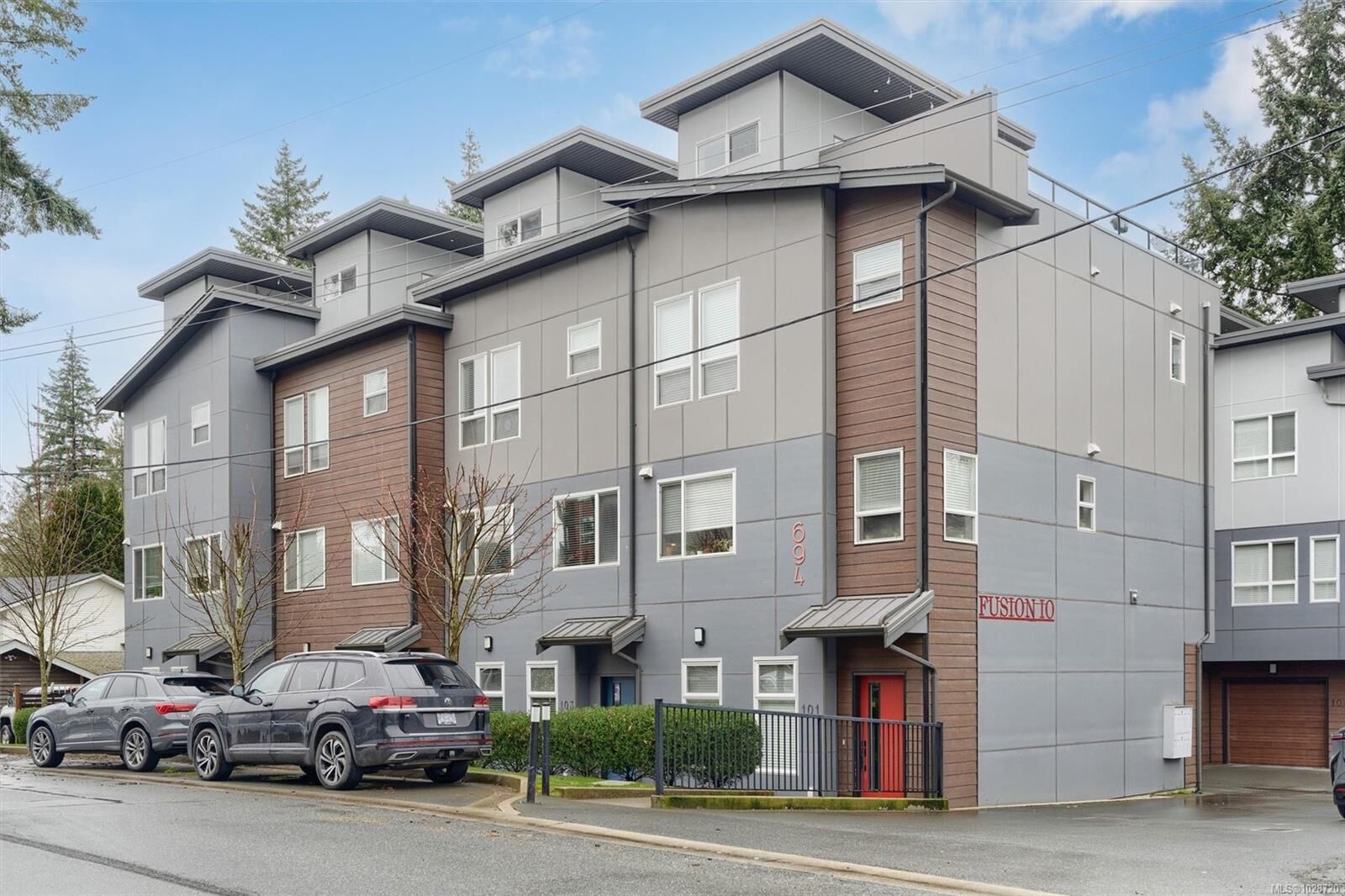 Property Photo: 694 Hoylake Ave #103 BC V9B 3P7