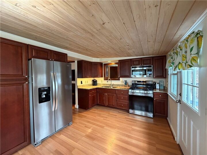 Property Photo:  5535 Peach Orchard Point  NY 14841 