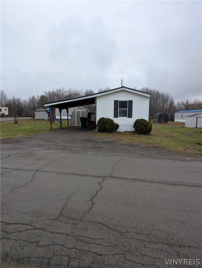 Property Photo:  95 Pioneer Lane  NY 14042 